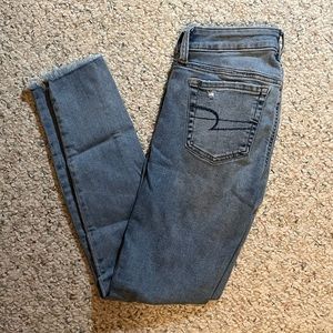 Mid wash American Eagle Skinny jeans. Sz. 4
